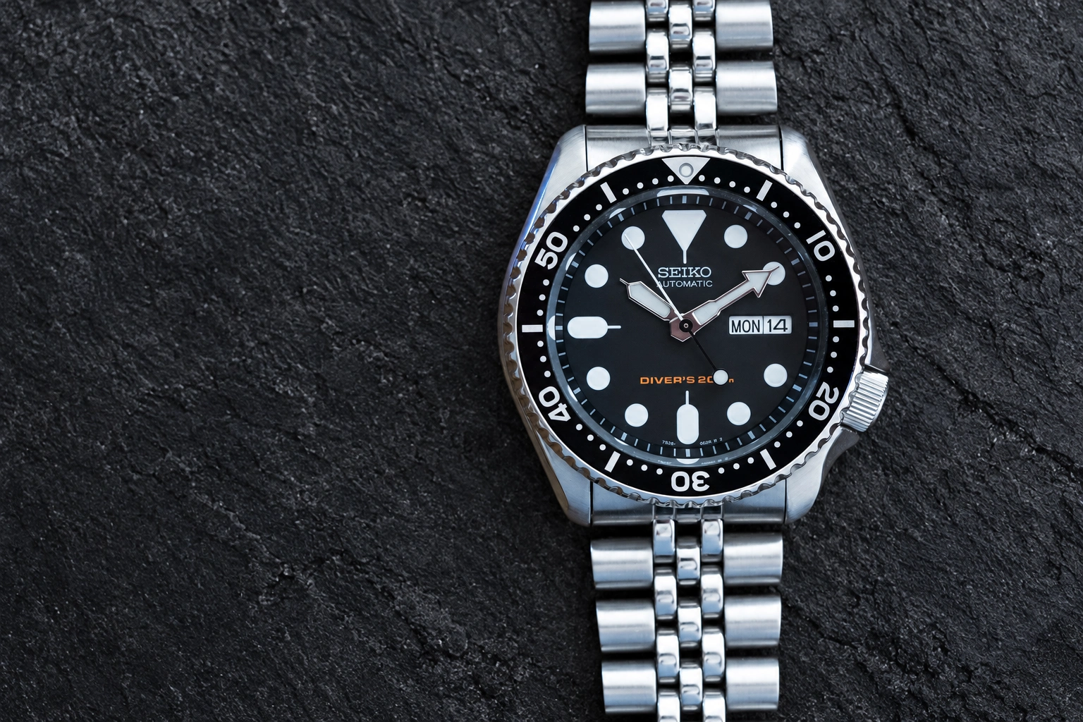 Seiko SKX007 diver — editorial illustration